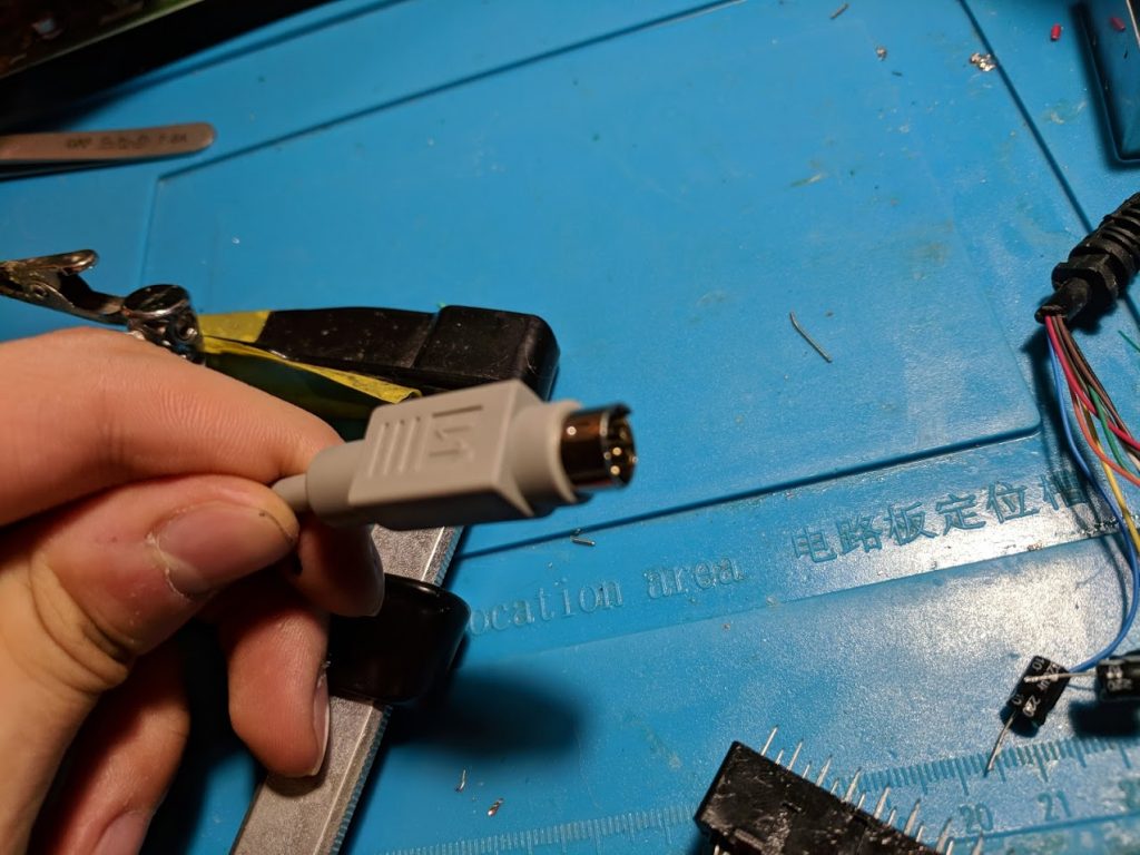 8-pin mini-DIN cable