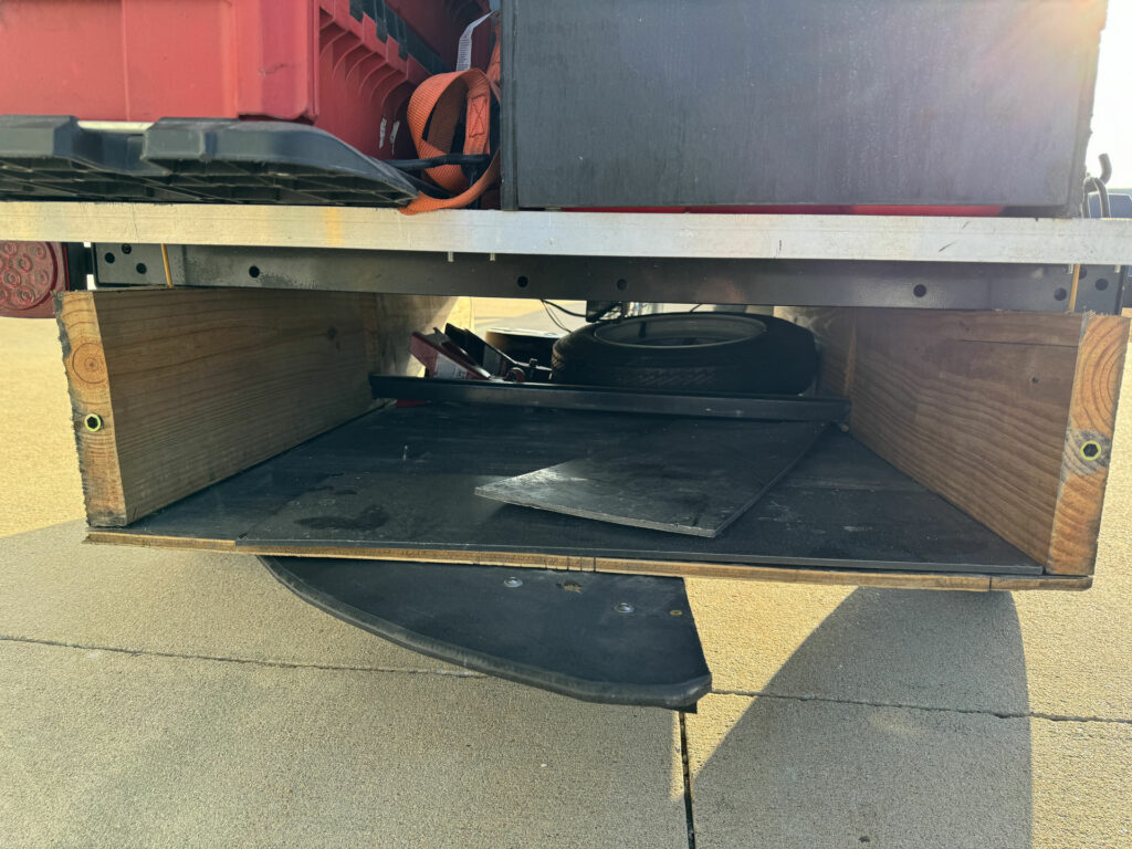 Tire trailer lower deck